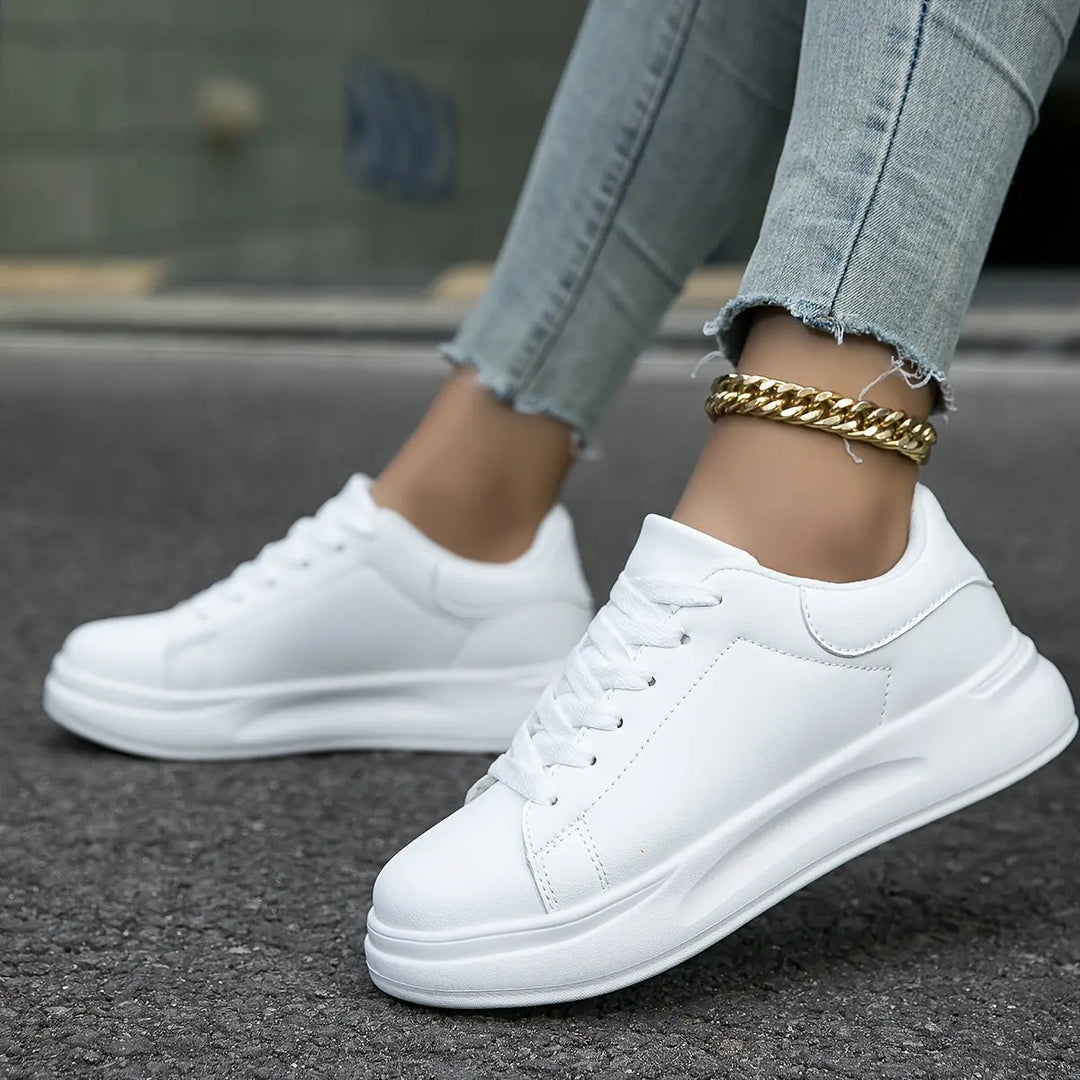 Saubere weiße Ledersneaker mit minimalistischem Design für Frauen Mivona