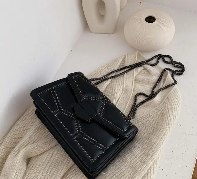Trendige Eleganz in Kompakter Schultertasche Mivona