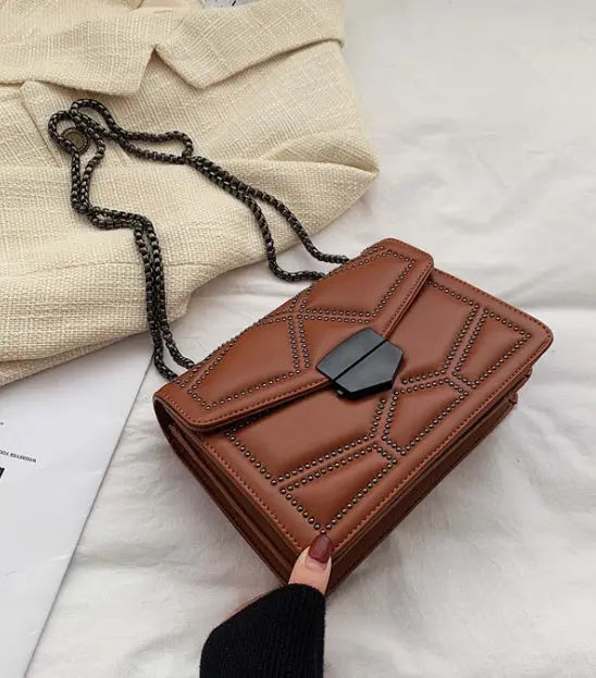 Trendige Eleganz in Kompakter Schultertasche Mivona