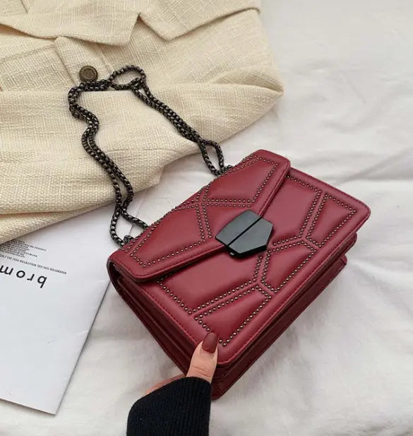 Trendige Eleganz in Kompakter Schultertasche Mivona