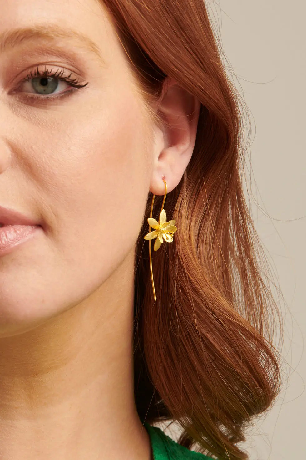 Vergoldete Silberne Hakenohrringe mit Blumendetail Für Frauen Mivona