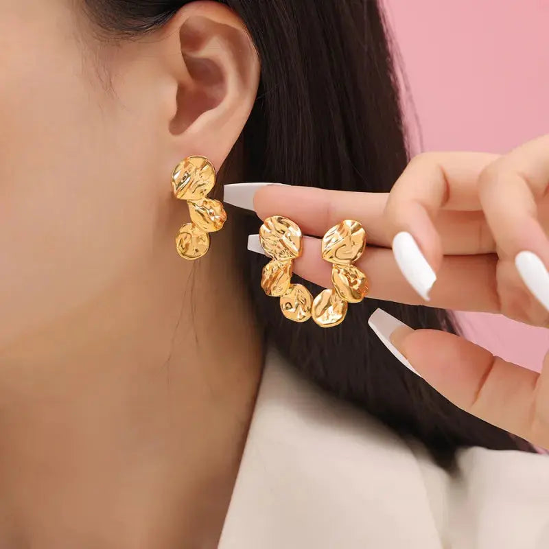 Skulptierte goldene Ohrringe mit modernem Charme für Damen Mivona