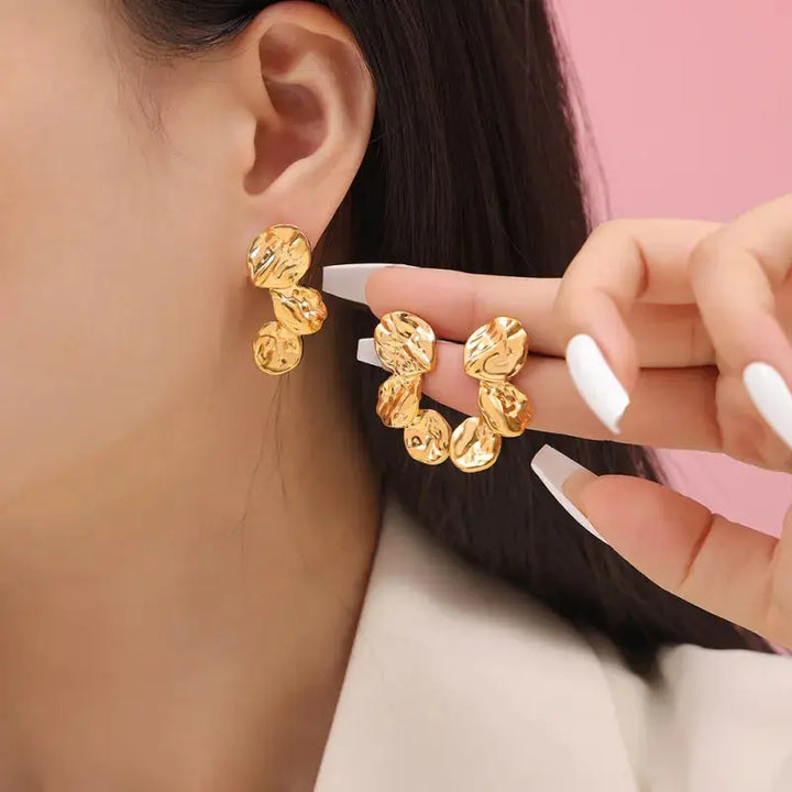 Skulptierte goldene Ohrringe mit modernem Charme für Damen Mivona