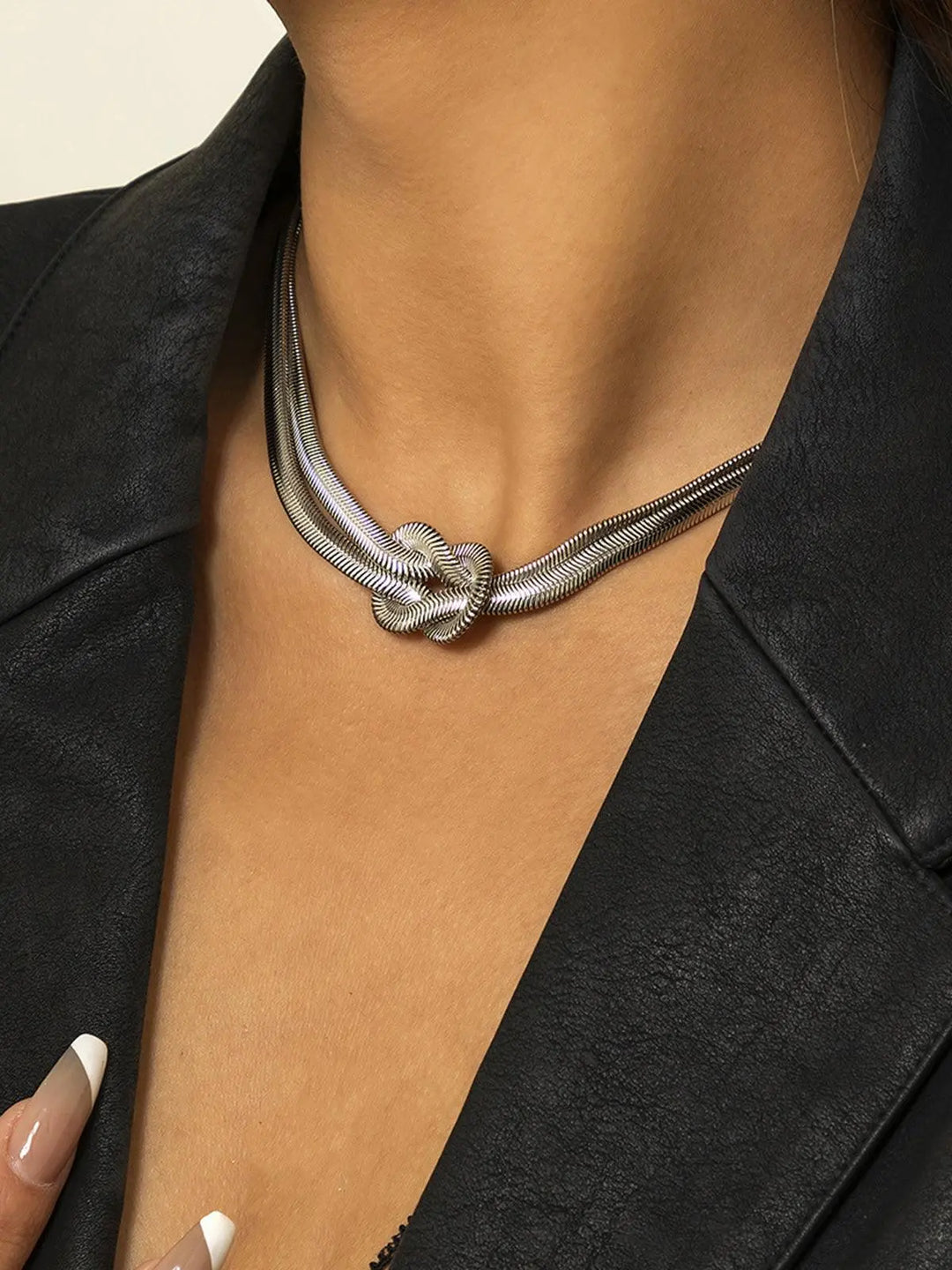 Liebesknoten Schlangen Halskette mit elegantem Design für Damen Mivona