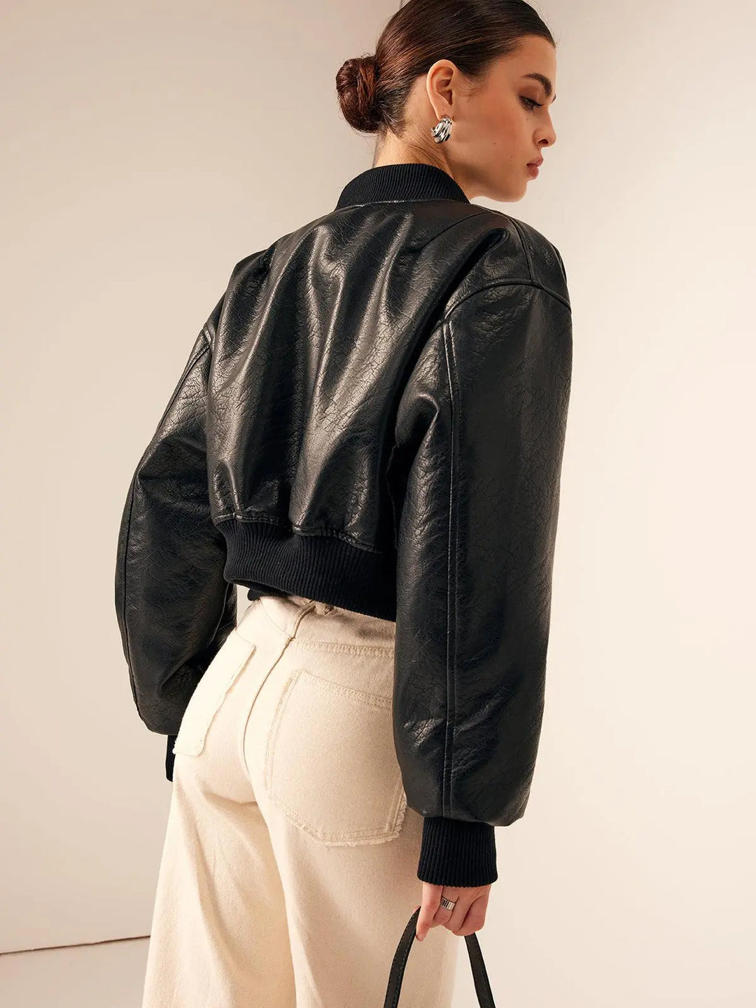 Kurze Lederjacke mit Reißverschlusstaschen Für Frauen Mivona