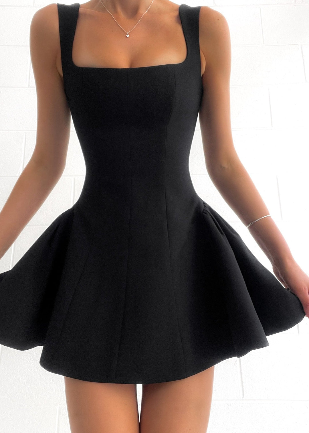 Elegantes Einfarbiges Mini-Kleid Mit Plissee Und Rüschen Für Frauen Mivona