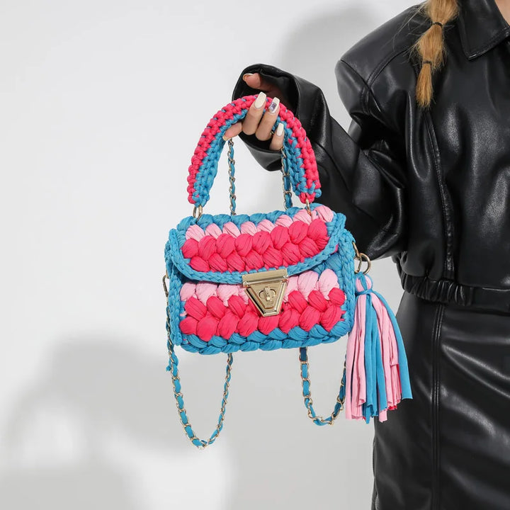Farbintensive Handtasche mit verspieltem Design für Frauen