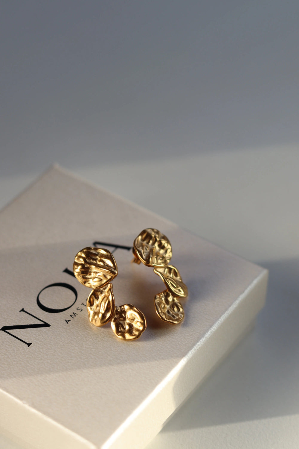 Skulptierte goldene Ohrringe mit modernem Charme für Damen Mivona