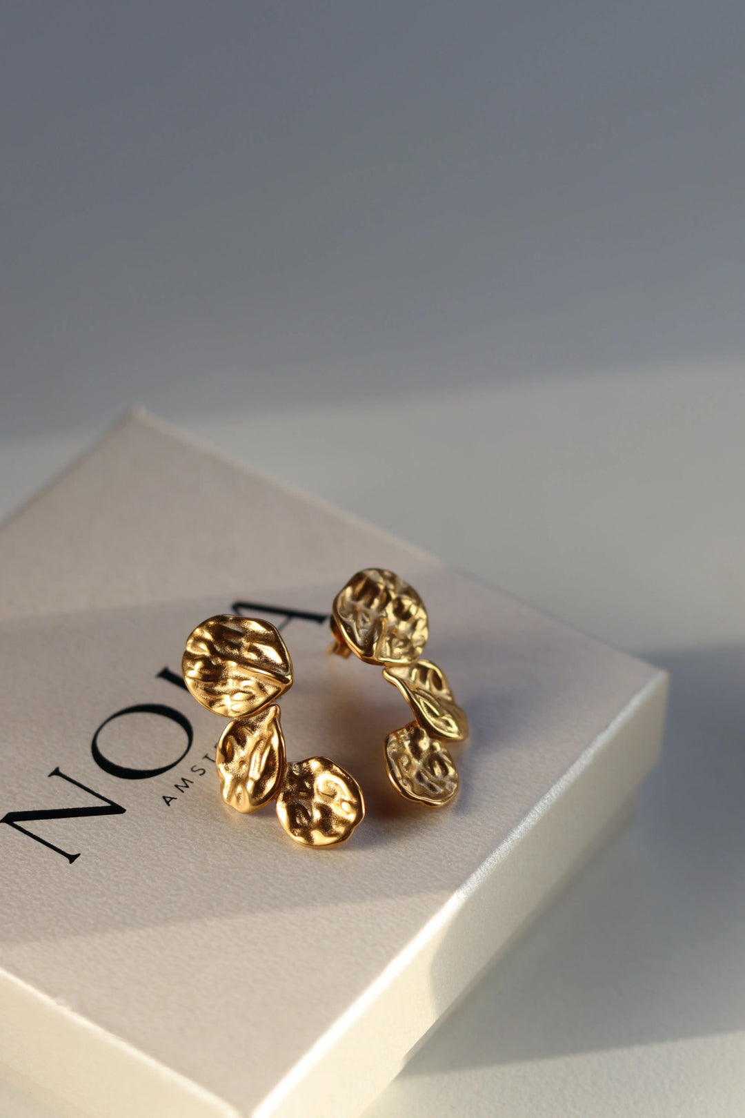 Skulptierte goldene Ohrringe mit modernem Charme für Damen Mivona