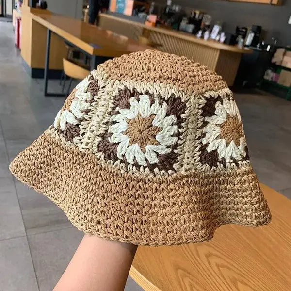 Strohhut mit Blumenakzenten und Sommerflair für Frauen Mivona