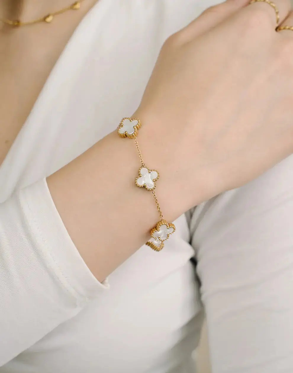 Goldfarbene Vierblättriges Kleeblatt Anhängerarmband Für Damen Mivona