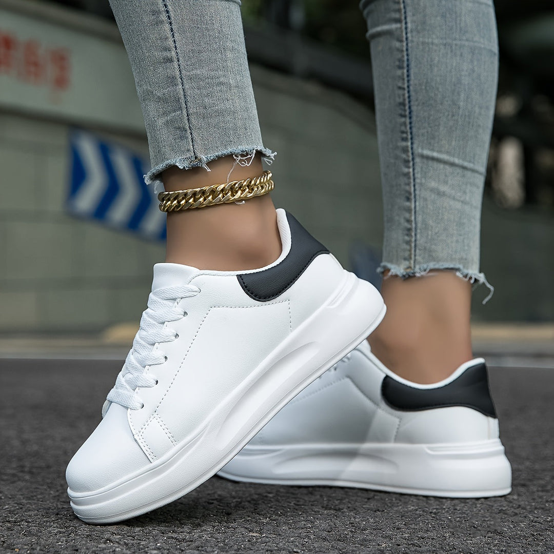 Saubere weiße Ledersneaker mit minimalistischem Design für Frauen Mivona
