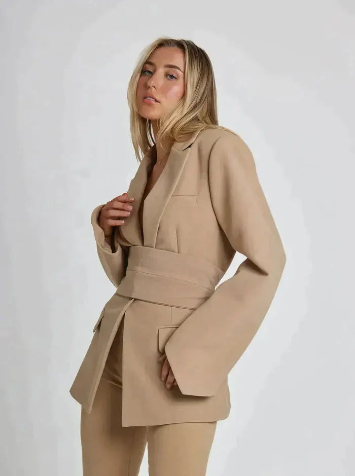 Taillierter Blazer mit Gürtel und schickem Design für Damen Mivona