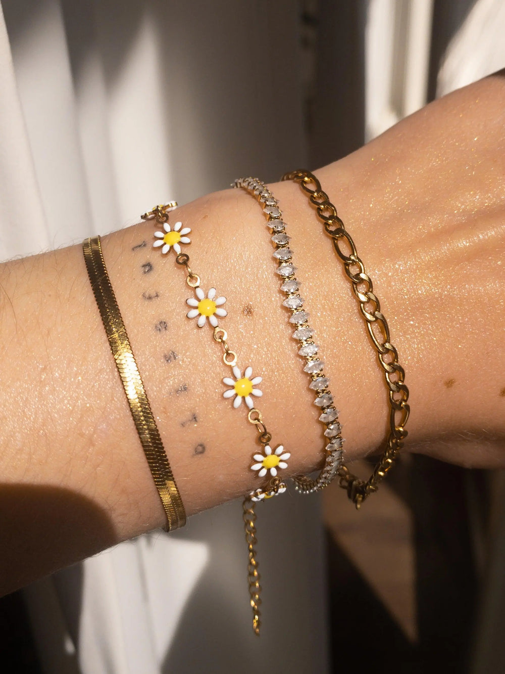 Weißes Blumenarmband mit Goldener Veredelung Für Frauen Mivona