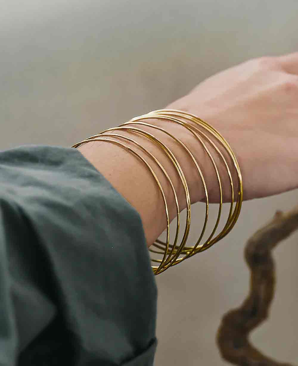 Goldfarbenes Armband mit strukturierter Oberfläche für Damen Mivona