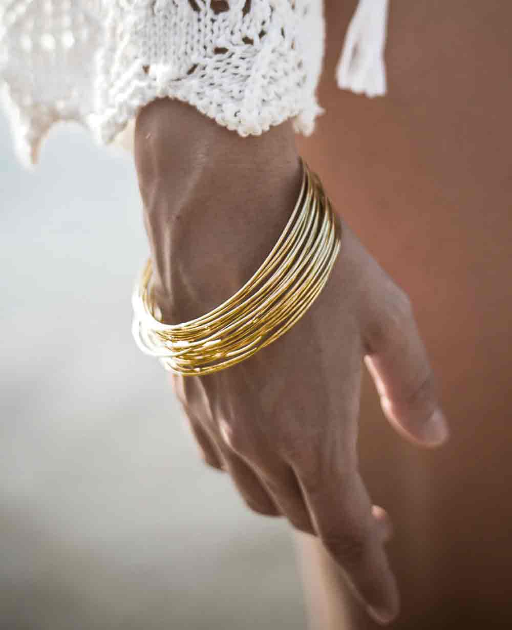 Goldfarbenes Armband mit strukturierter Oberfläche für Damen Mivona