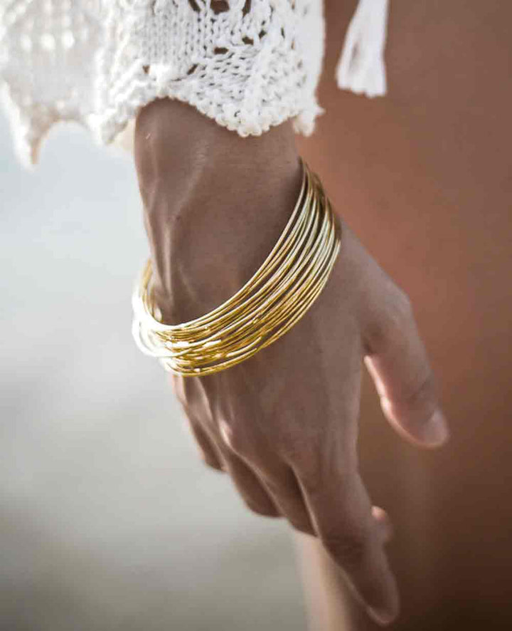 Goldfarbenes Armband mit strukturierter Oberfläche für Damen Mivona