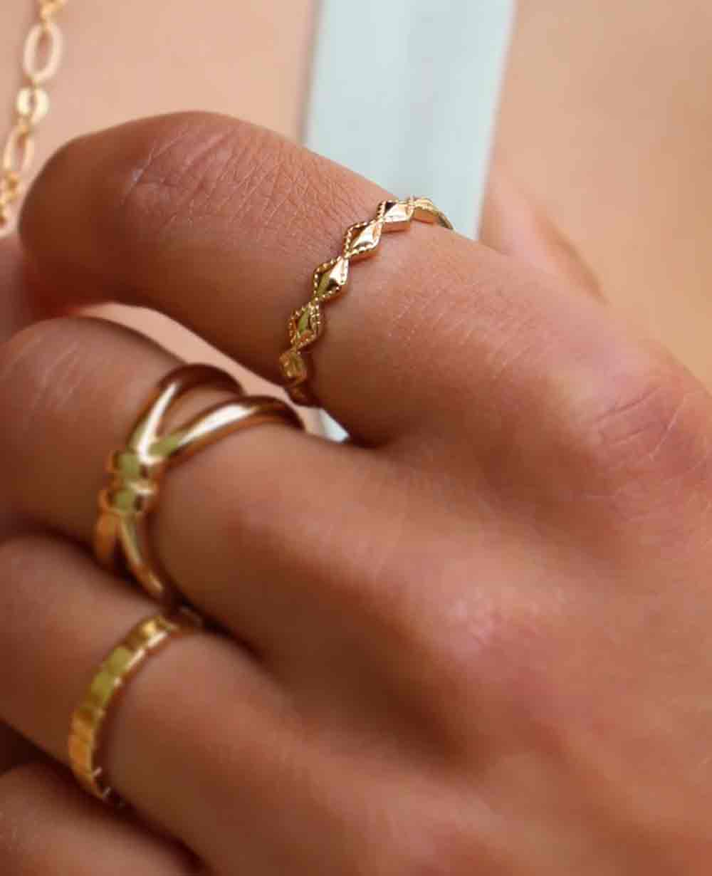 Goldfarbener Ring mit Skulpturalem Design Für Frauen Mivona